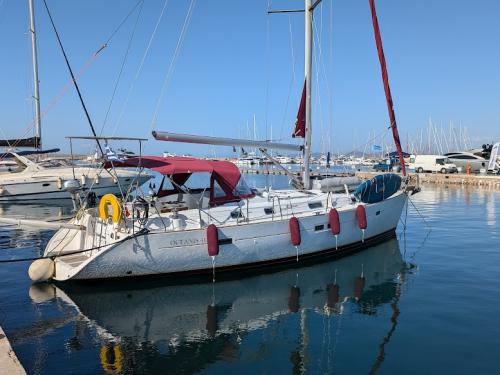 Sailing boat Oceanis 411 Clipper available for charter in Athens