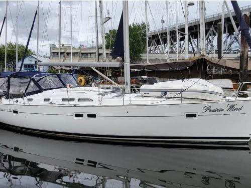 Sailing yacht Oceanis 423 for hire in Powell River