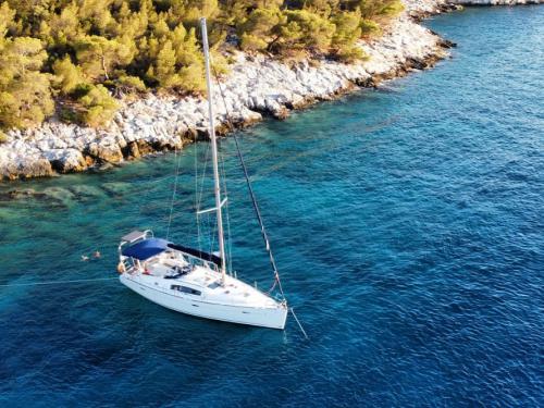 Sailboat Oceanis 423 for rent in Pachi