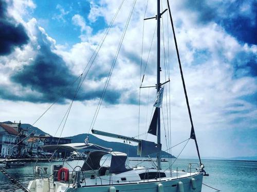 Sailing yacht Oceanis 423 available for charter in Thasos
