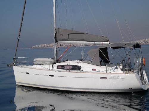 Sailing yacht Oceanis 423 for charter in Athens