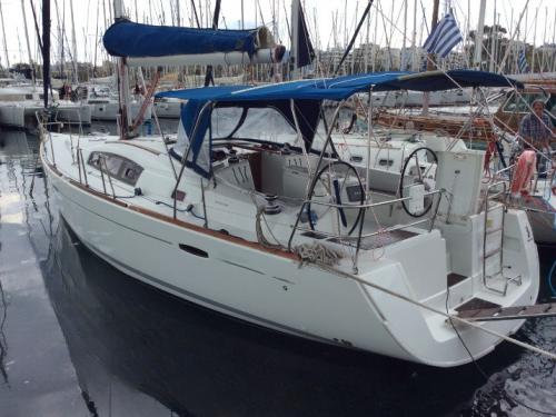 Sailing yacht Oceanis 423 for hire in Alimos Marina Kalamaki