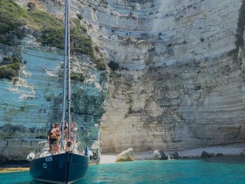 Sailboat Oceanis 423 Clipper for rent in Leuca