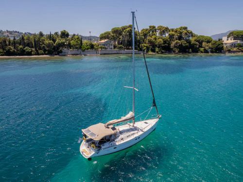 Sailing boat Oceanis 423 Clipper for hire in Preveza