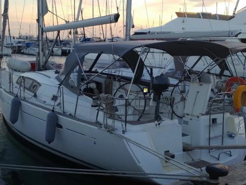 Sailing yacht Oceanis 43 for rent in Elefsina
