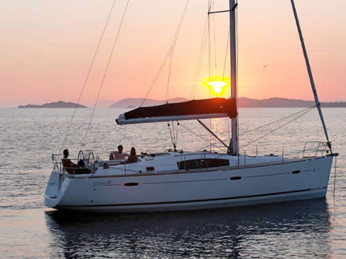Sailing boat Oceanis 43 available for charter in Marina di Sant Elmo
