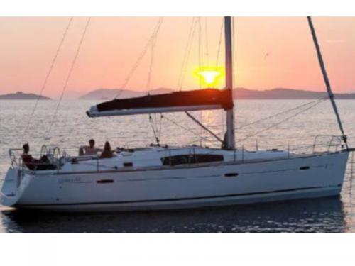 Sailing boat Oceanis 43 for rent in Gouvia