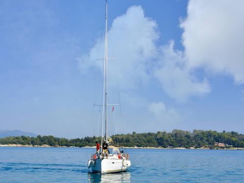 Sailing yacht Oceanis 43 for rent in Kerkira