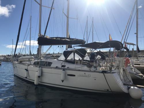 Yacht Oceanis 43 for hire in Palma