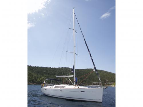 Sailing yacht Oceanis 43 for rent in Nikiana