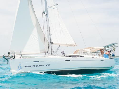 Sailing yacht Oceanis 43 for hire in Nieuwpoort