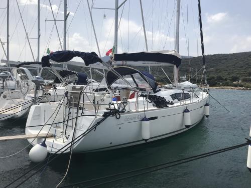 Sailing boat Oceanis 43 available for charter in Marina di Portisco
