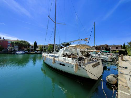 Yacht Oceanis 45 for charter in Grimaud
