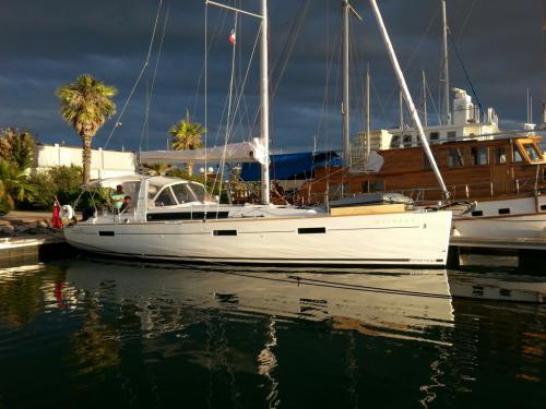 Sailboat Oceanis 45 for hire in Marmaris
