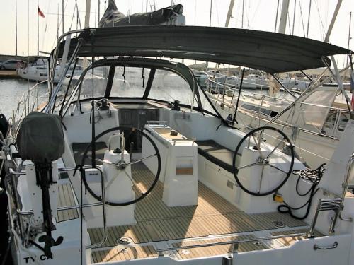 Yacht Oceanis 45 available for charter in Toulon
