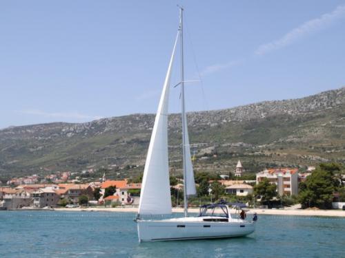 Sailboat Oceanis 45 for hire in Marina Kastela