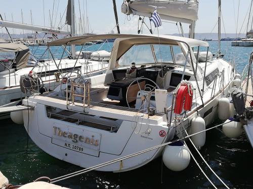 Sailing boat Oceanis 45 for hire in Lavrio