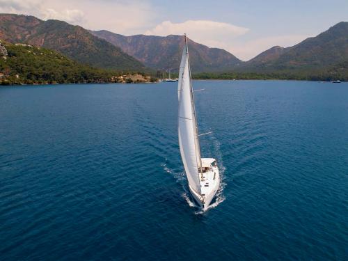 Sailing boat Oceanis 45 for rent in Adakoy