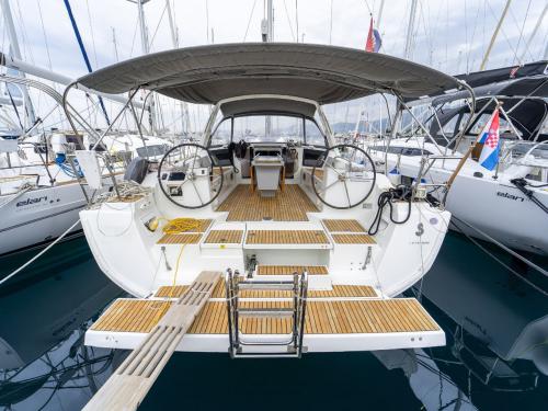 Sailing yacht Oceanis 45 for hire in Kastel Gomilica