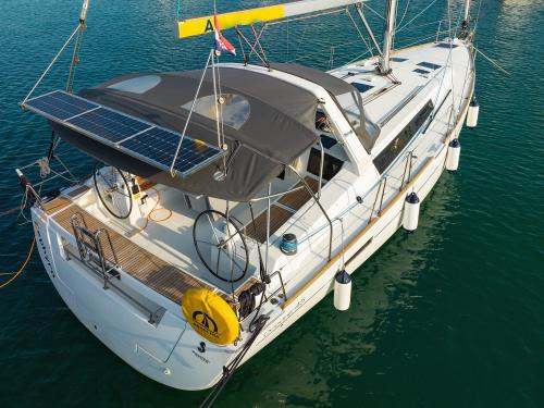 Sailing boat Oceanis 45 for hire in Marina Dalmacija