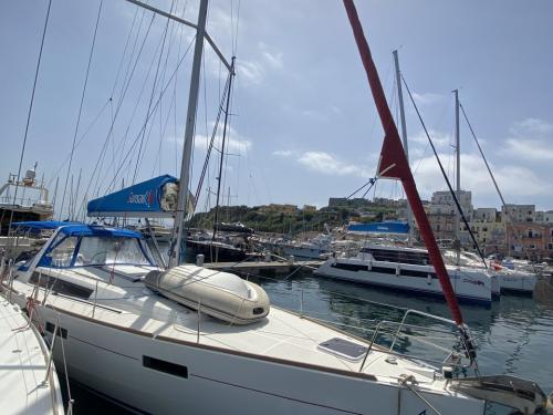 Sailing boat Oceanis 45 for rent in Procida Marina