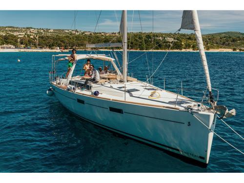 Sailing yacht Oceanis 45 for hire in Sibenik