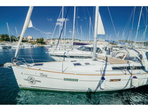 Sailing yacht Oceanis 45 for hire in Sibenik