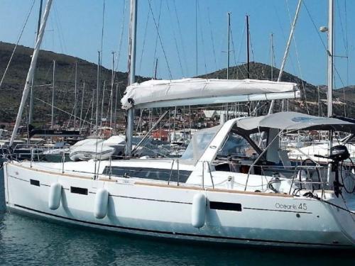Sailing yacht Oceanis 45 for hire in Seget