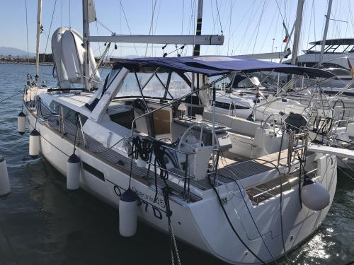 Sailing yacht Oceanis 45 for hire in Marina di Portisco