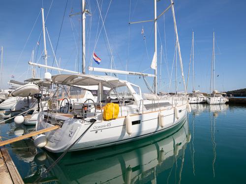 Yacht Oceanis 45 for charter in Pomer