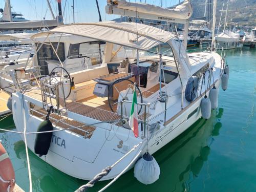 Segelyacht Oceanis 45 chartern in Hafen von Mirabello