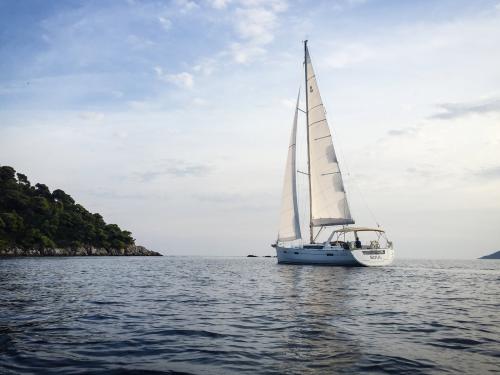 Sailboat Oceanis 45 for rent in Porto Montenegro