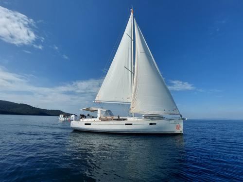 Yacht Oceanis 45 for hire in Puntone