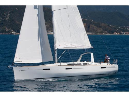 Sailing boat Oceanis 45 for rent in Barcelona