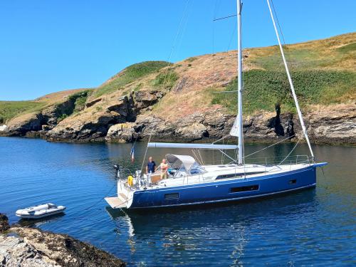 Sailing yacht Oceanis 46.1 for charter in Toulon