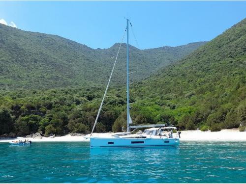 Yacht Oceanis 46.1 chartern in Lavrio