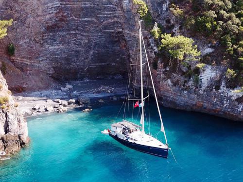 Yacht Oceanis 48 for rent in Kas