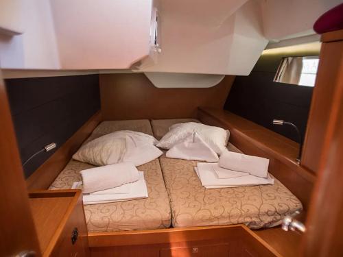 Sailboat Oceanis 48 for rent in Lefkas