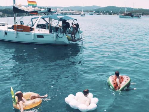 Sailing yacht Oceanis 48 for rent in Kastela