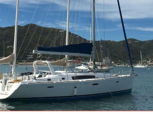 Yacht Oceanis 50 for rent in Tupile