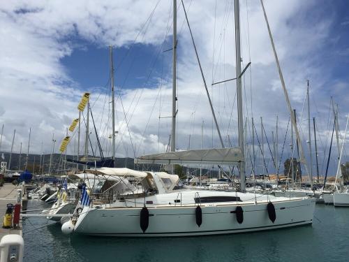 Sailing yacht Oceanis 50 Family available for charter in Elefsina