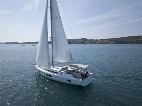 Sailboat Oceanis 51.1 for hire in Athens
