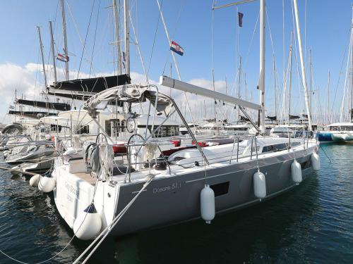Yacht Oceanis 51.1 for rent in Sukosan Bibinje