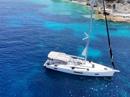 Sailing boat Oceanis 51.1 available for charter in Vlicho