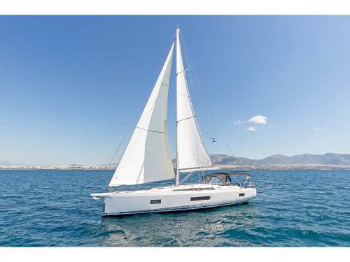 Sailboat Oceanis 51.1 for hire in Athens