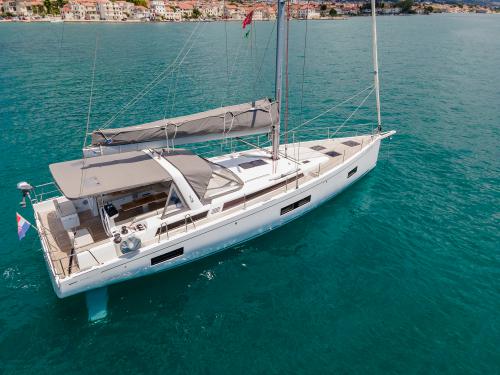 Yacht Oceanis 54 chartern in Kastel Gomilica