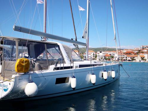 Sailing yacht Oceanis 54 for rent in Marina Frapa