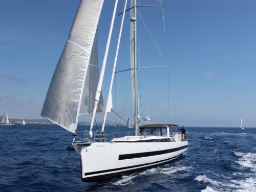 Yacht Oceanis Yacht 62 for charter in Marina Joyeria Relojeria