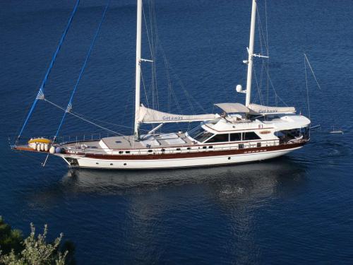 Sailboat Serenity 102 for rent in Netsel Marmaris Marina