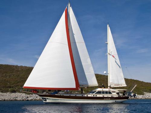 Yacht Serenity 86 chartern in Göcek Marina